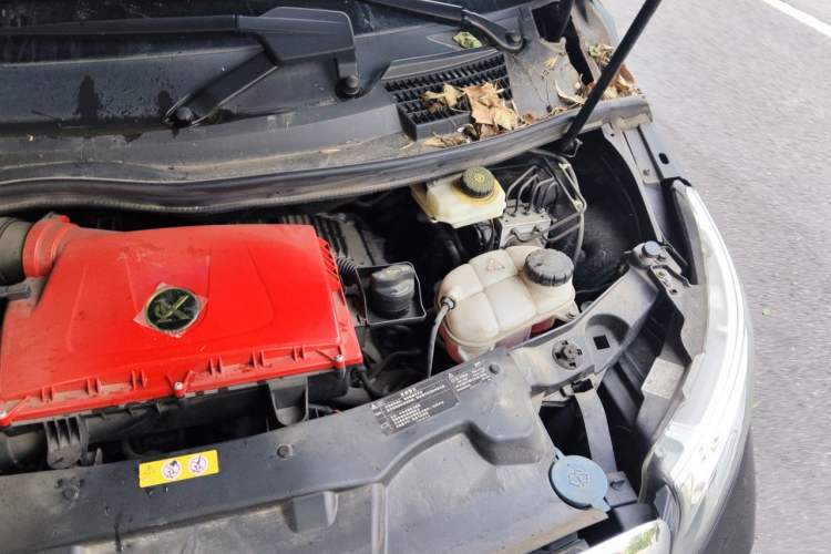 Used Mercedes-Benz V-Class  Engine Bay Left
