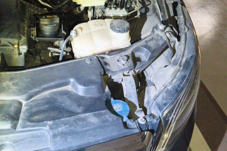 Used Mercedes-Benz V-Class  Engine Bay Left