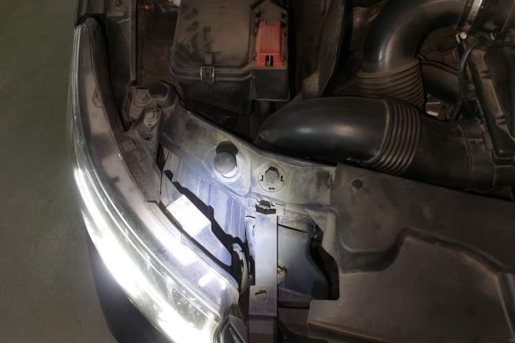 Used Mercedes-Benz V-Class 2022 V 260 Avantgarde Edition Engine Bay Right