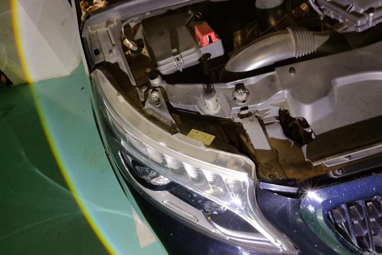 Used Mercedes-Benz V-Class  Engine Bay Right