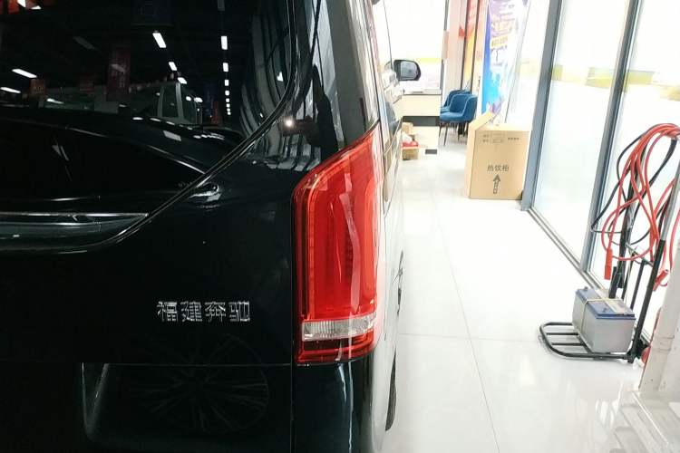 Used Mercedes-Benz V-Class 2022 V 260 Avantgarde Edition Exterior 2