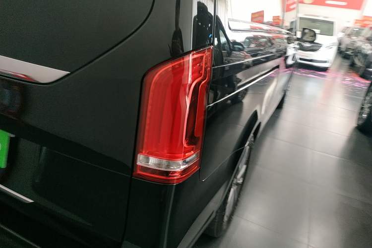 Used Mercedes-Benz V-Class 2022 V 260 Avantgarde Edition Exterior 3