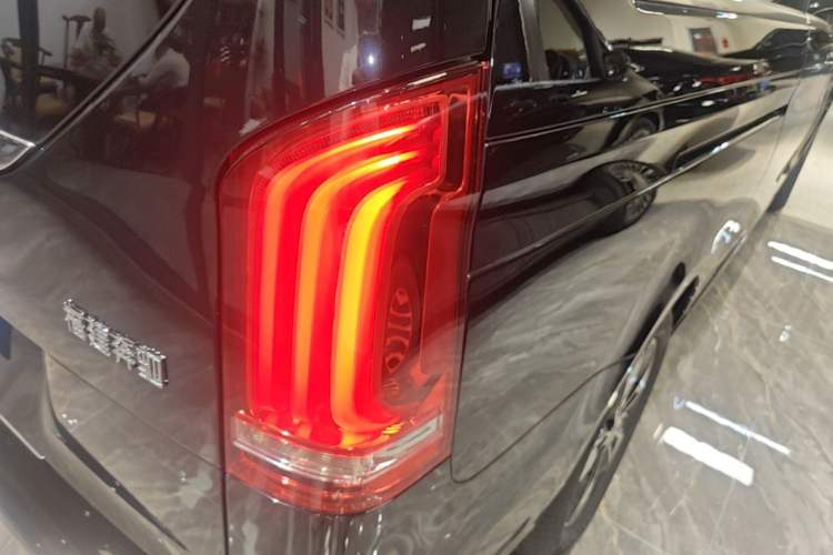 Used Mercedes-Benz V-Class 2022 V 260 L Long Wheelbase Prestige Edition Exterior 3