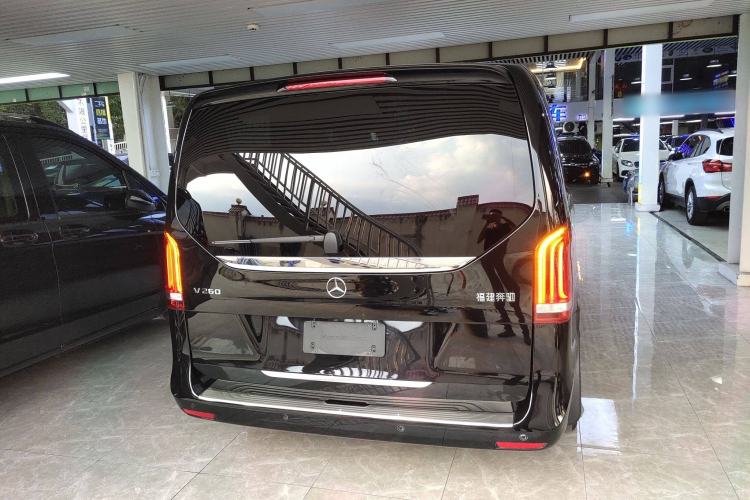 Used Mercedes-Benz V-Class 2022 V 260 Avantgarde Edition Exterior 4