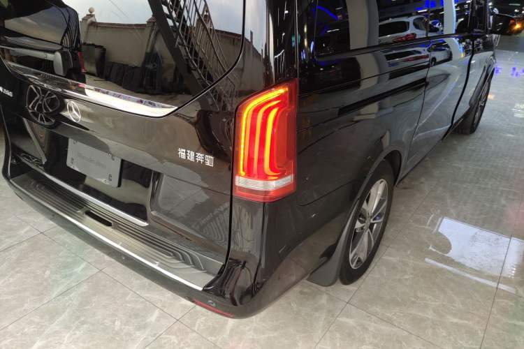 Used Mercedes-Benz V-Class 2022 V 260 Avantgarde Edition Exterior 6