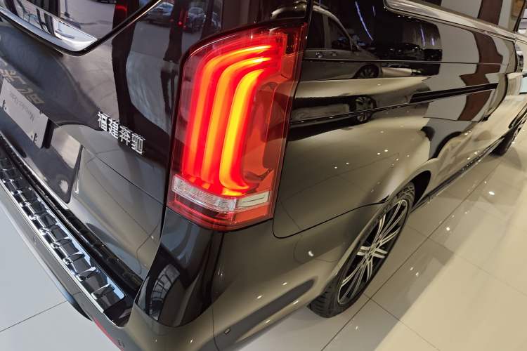 Used Mercedes-Benz V-Class 2022 V 260 L Long-wheelbase Luxury Edition Exterior 6