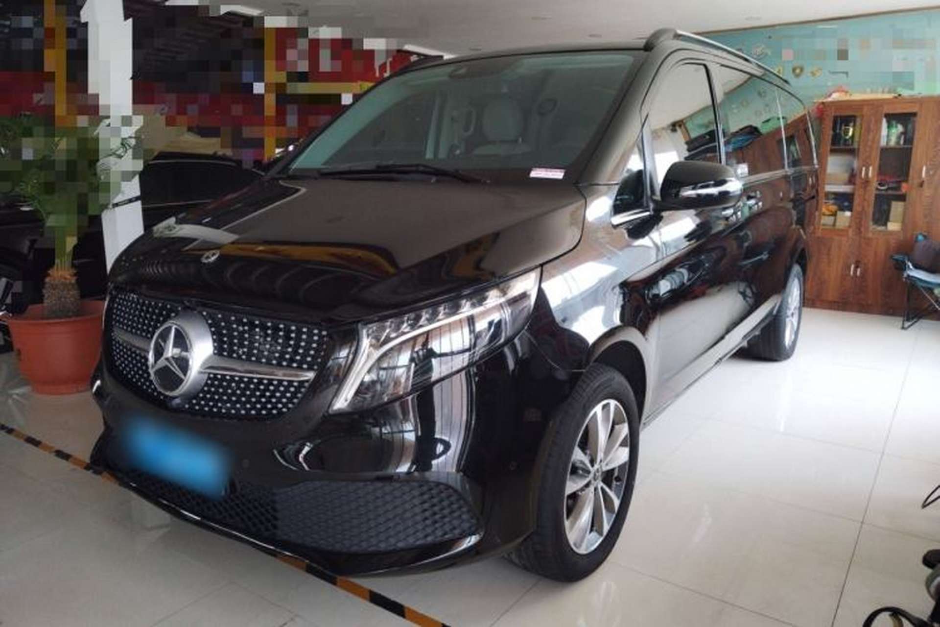 Used Mercedes-Benz V-Class 2022 V 260 Avantgarde Edition Front Left 45 Deg