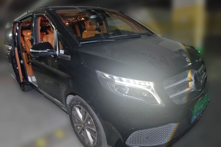 Used Mercedes-Benz V-Class 2022 V 260 Avantgarde Edition Front Right 45 Deg