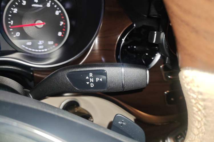 Used Mercedes-Benz V-Class 2022 V 260 Avantgarde Edition Gear Lever