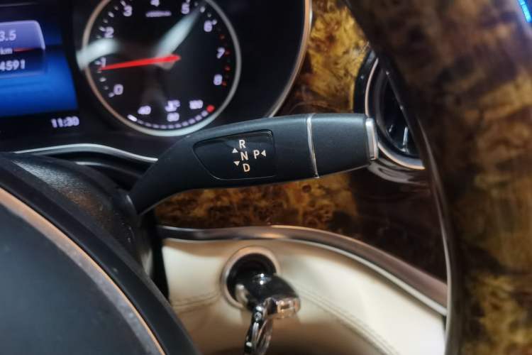 Used Mercedes-Benz V-Class 2022 V 260 Avantgarde Edition Gear Lever
