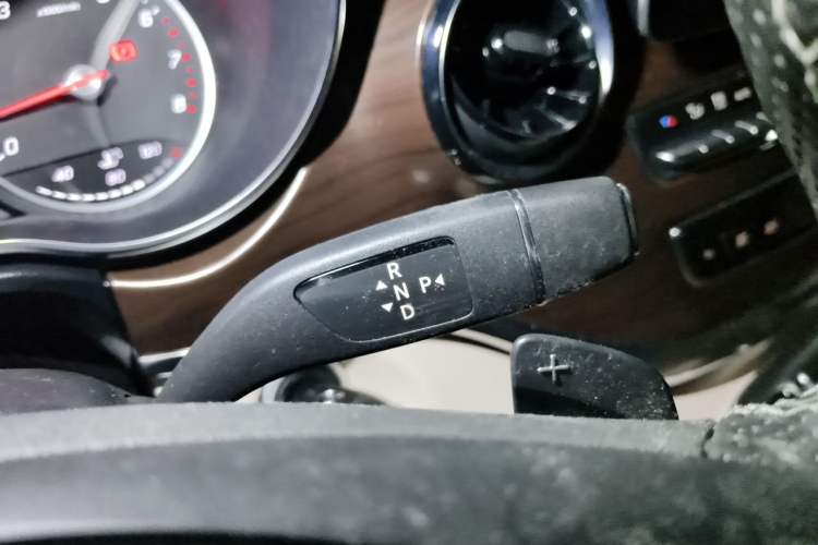 Used Mercedes-Benz V-Class 2022 V 260 Avantgarde Edition Gear Lever