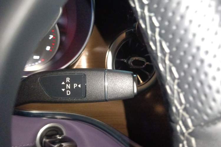 Used Mercedes-Benz V-Class 2022 V 260 L Long Wheelbase Prestige Edition Gear Lever
