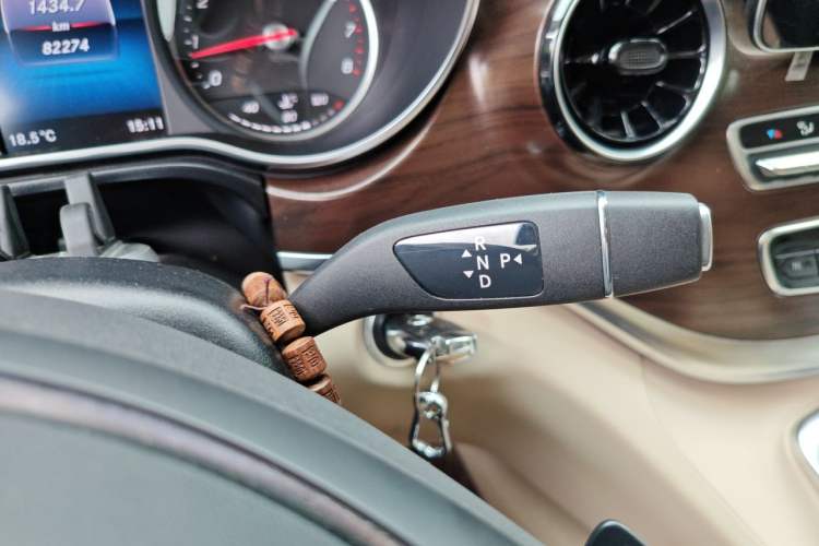 Used Mercedes-Benz V-Class 2022 V 260 Avantgarde Edition Gear Lever