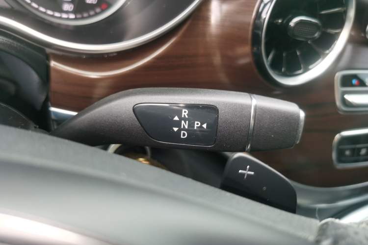Used Mercedes-Benz V-Class 2022 V 260 Avantgarde Edition Gear Lever