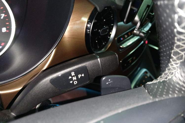 Used Mercedes-Benz V-Class 2022 V 260 L Long Wheelbase Prestige Edition Gear Lever