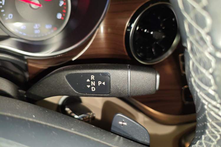 Used Mercedes-Benz V-Class 2022 V 260 Avantgarde Edition Gear Lever