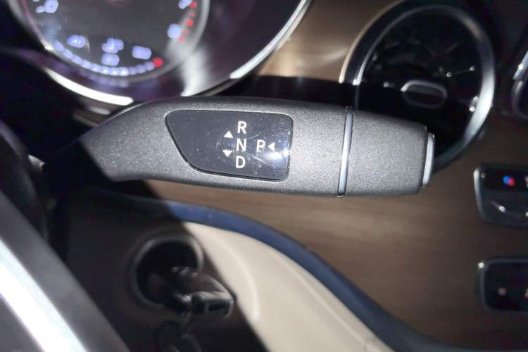 Used Mercedes-Benz V-Class 2022 V 260 L Long Wheelbase Prestige Edition Gear Lever