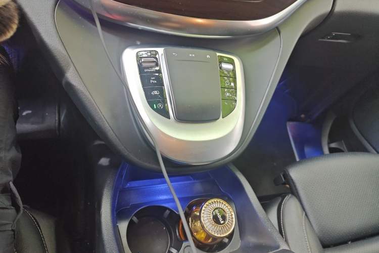 Used Mercedes-Benz V-Class 2022 V 260 Avantgarde Edition Gear Lever