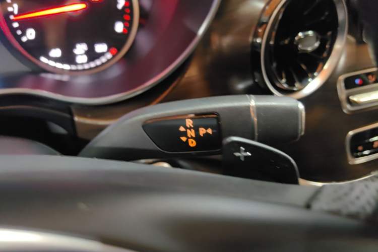 Used Mercedes-Benz V-Class 2022 V 260 Avantgarde Edition Gear Lever