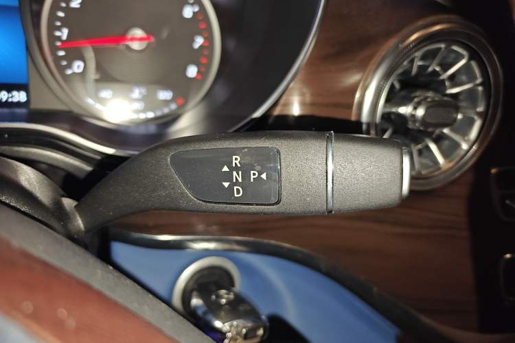 Used Mercedes-Benz V-Class 2022 V 260 Avantgarde Edition Gear Lever