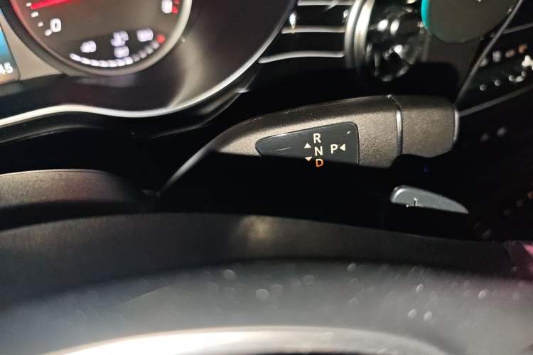 Used Mercedes-Benz V-Class 2022 V 260 L Long Wheelbase Prestige Edition Gear Lever