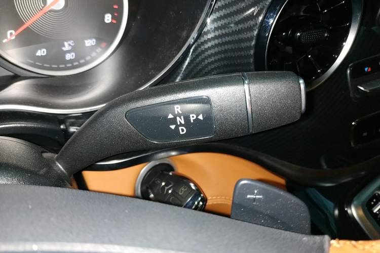 Used Mercedes-Benz V-Class 2022 V 260 Avantgarde Edition Gear Lever