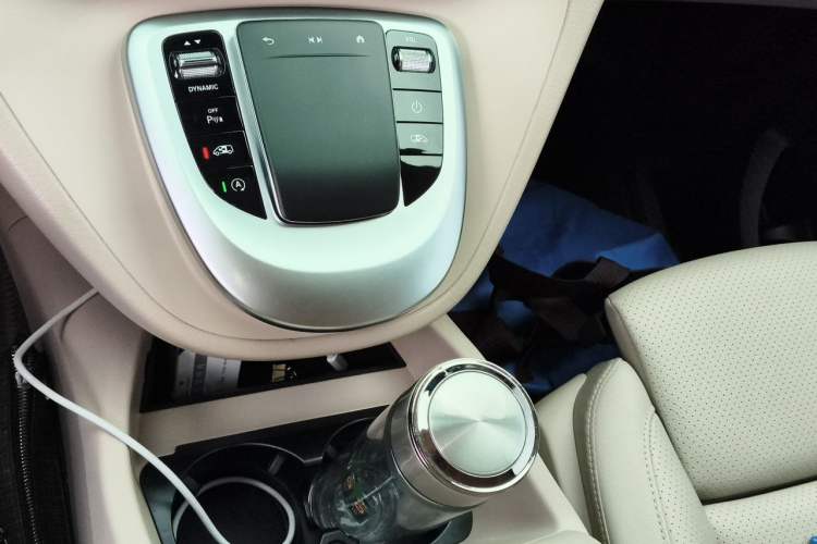 Used Mercedes-Benz V-Class 2022 V 260 Avantgarde Edition Gear Lever