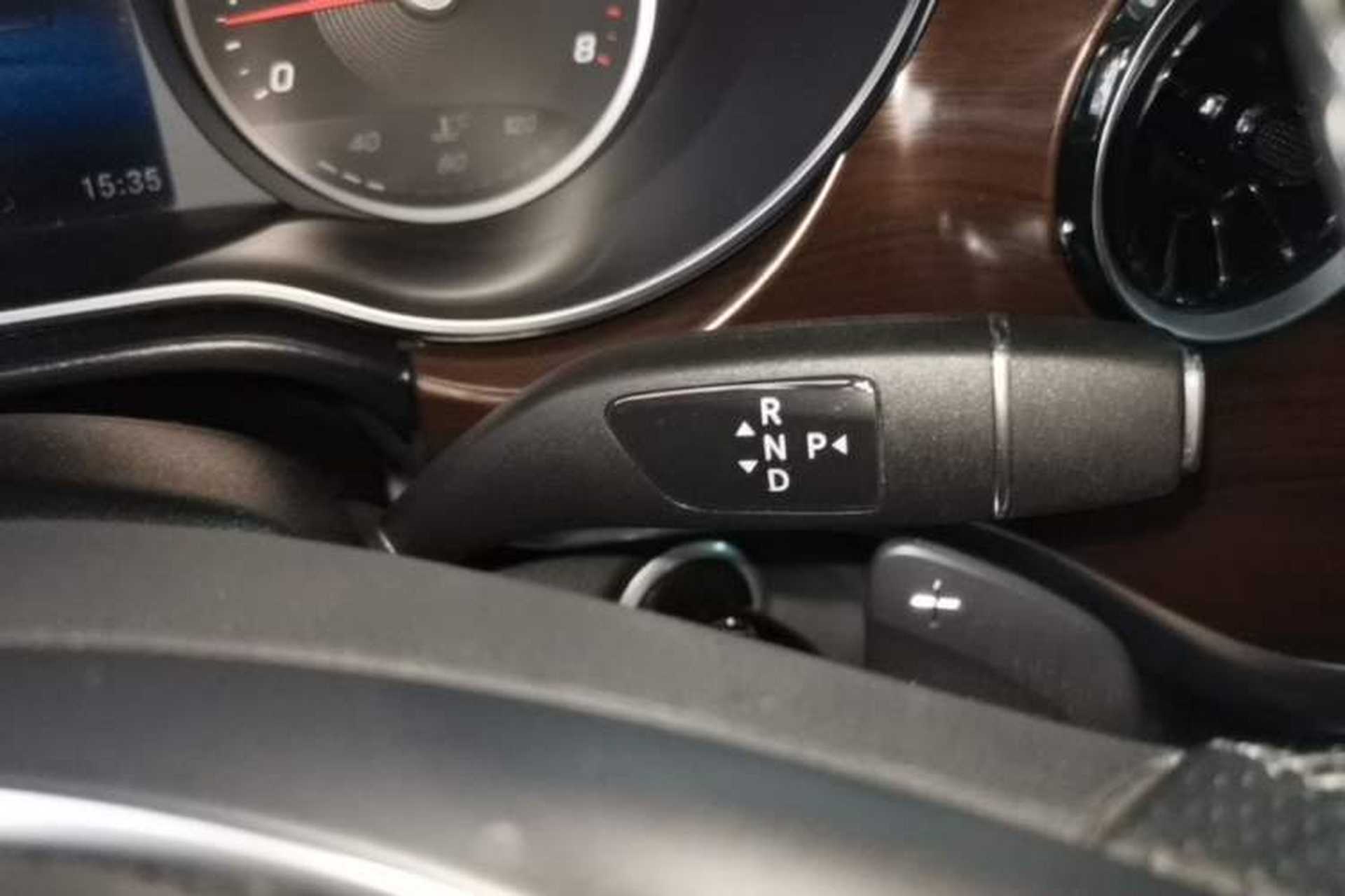 Used Mercedes-Benz V-Class 2022 V 260 Avantgarde Edition Gear Lever