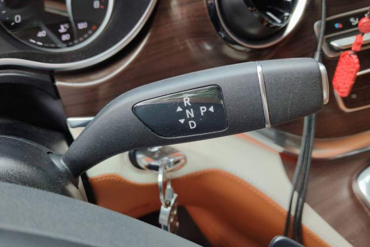 Used Mercedes-Benz V-Class 2022 V 260 Avantgarde Edition Gear Lever