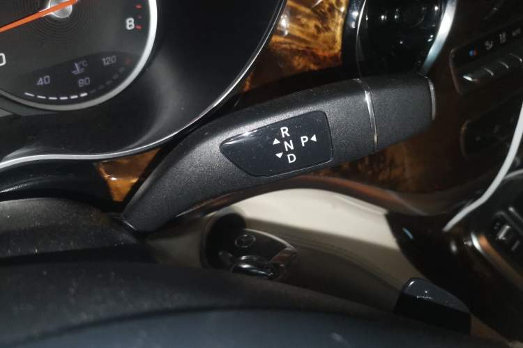 Used Mercedes-Benz V-Class 2022 V 260 Avantgarde Edition Gear Lever