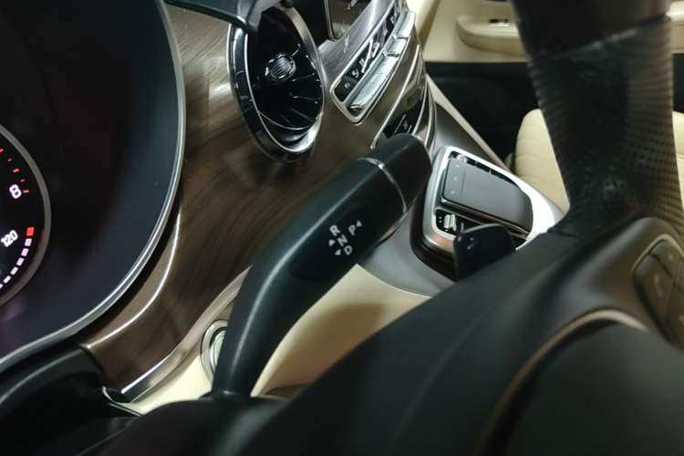 Used Mercedes-Benz V-Class 2022 V 260 Avantgarde Edition Gear Lever