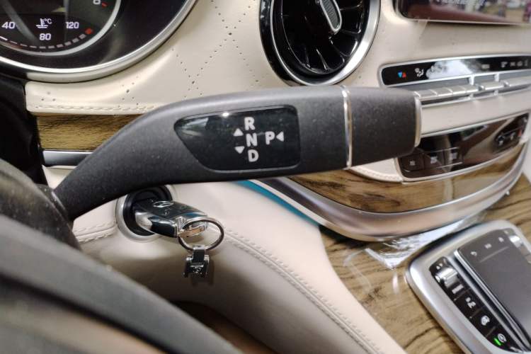 Used Mercedes-Benz V-Class 2022 V 260 L Long Wheelbase Prestige Edition Gear Lever