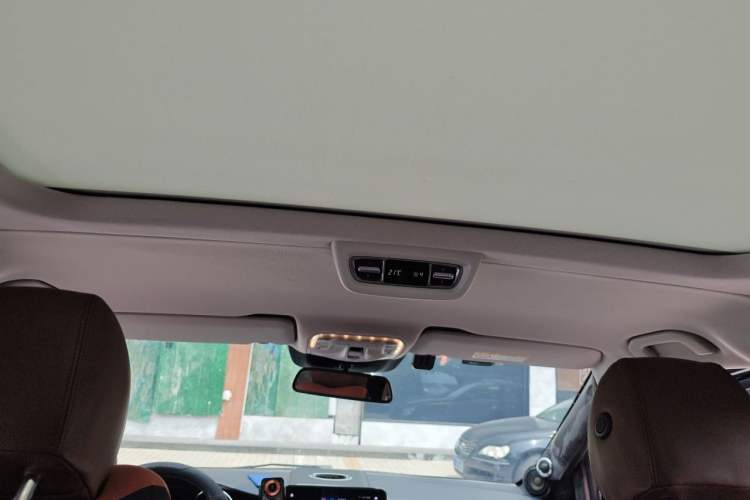 Used Mercedes-Benz V-Class 2022 V 260 Avantgarde Edition Headliner