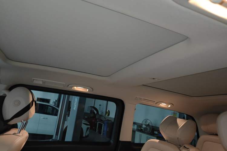 Used Mercedes-Benz V-Class 2022 V 260 Avantgarde Edition Headliner