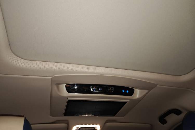 Used Mercedes-Benz V-Class 2022 V 260 Avantgarde Edition Headliner