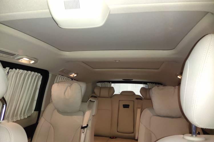 Used Mercedes-Benz V-Class 2022 V 260 Avantgarde Edition Headliner