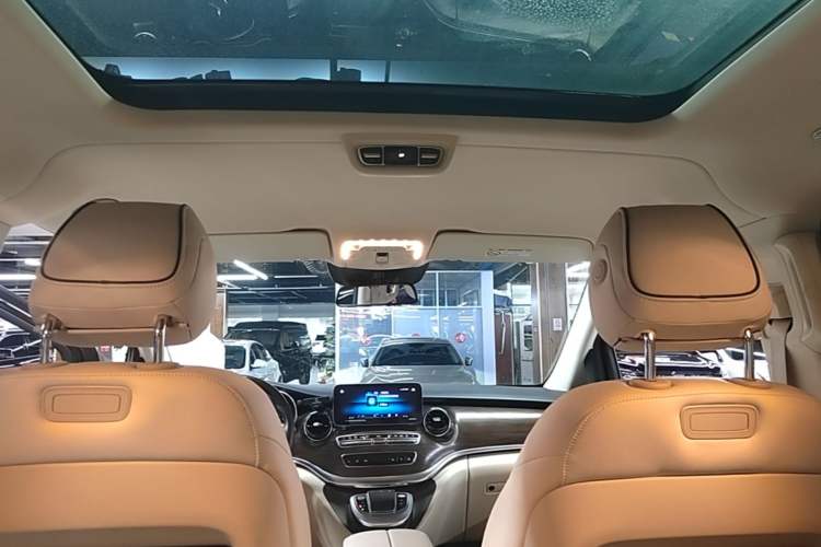 Used Mercedes-Benz V-Class 2022 V 260 Avantgarde Edition Headliner