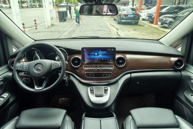 Used Mercedes-Benz V-Class 2022 V 260 Avantgarde Edition Interior 1