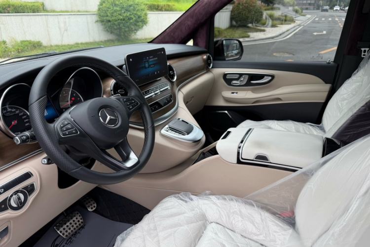 Used Mercedes-Benz V-Class 2022 V 260 L Long Wheelbase Prestige Edition Interior 1
