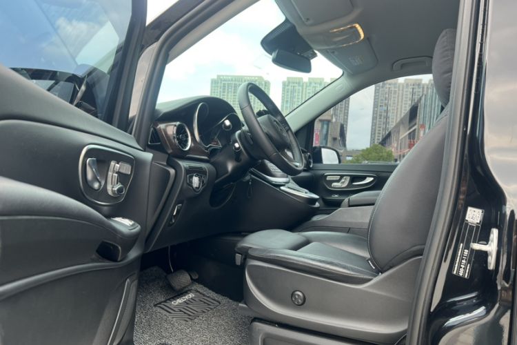 Used Mercedes-Benz V-Class 2022 V 260 Avantgarde Edition Interior 1