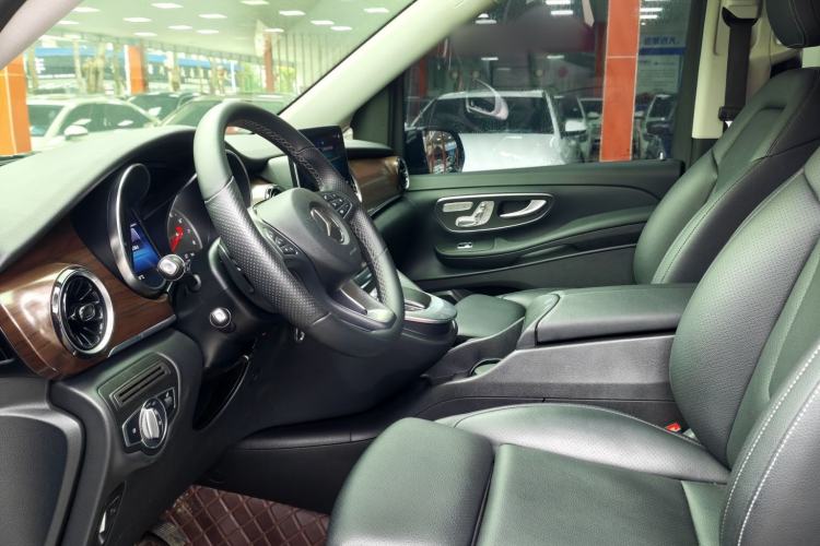 Used Mercedes-Benz V-Class 2022 V 260 Avantgarde Edition Interior 3
