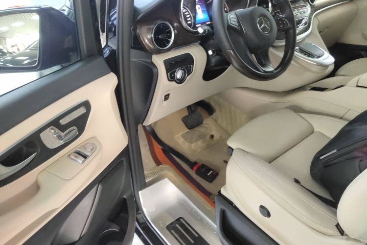Used Mercedes-Benz V-Class 2022 V 260 Avantgarde Edition Interior 3