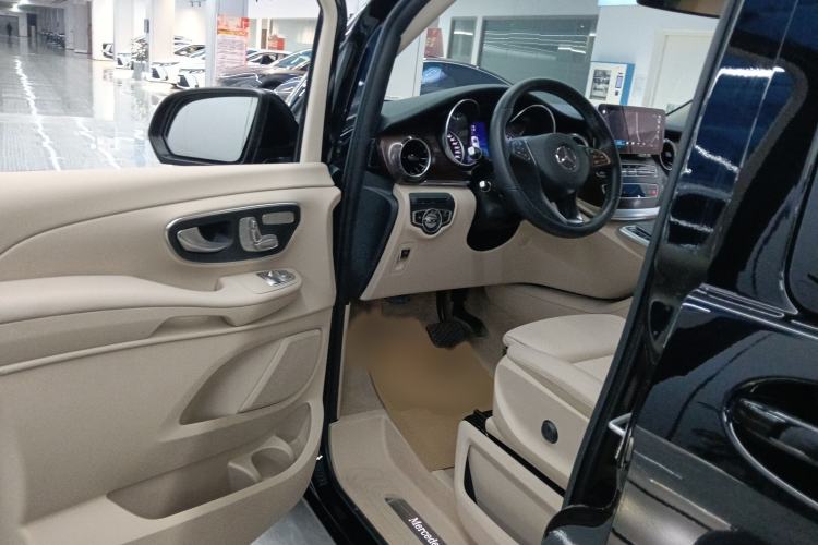 Used Mercedes-Benz V-Class 2022 V 260 Avantgarde Edition Interior 3