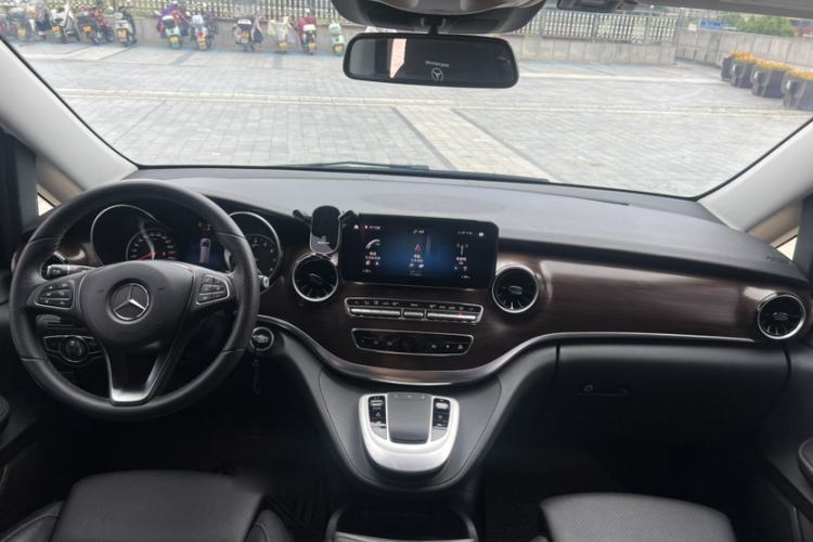 Used Mercedes-Benz V-Class 2022 V 260 Avantgarde Edition Interior 3