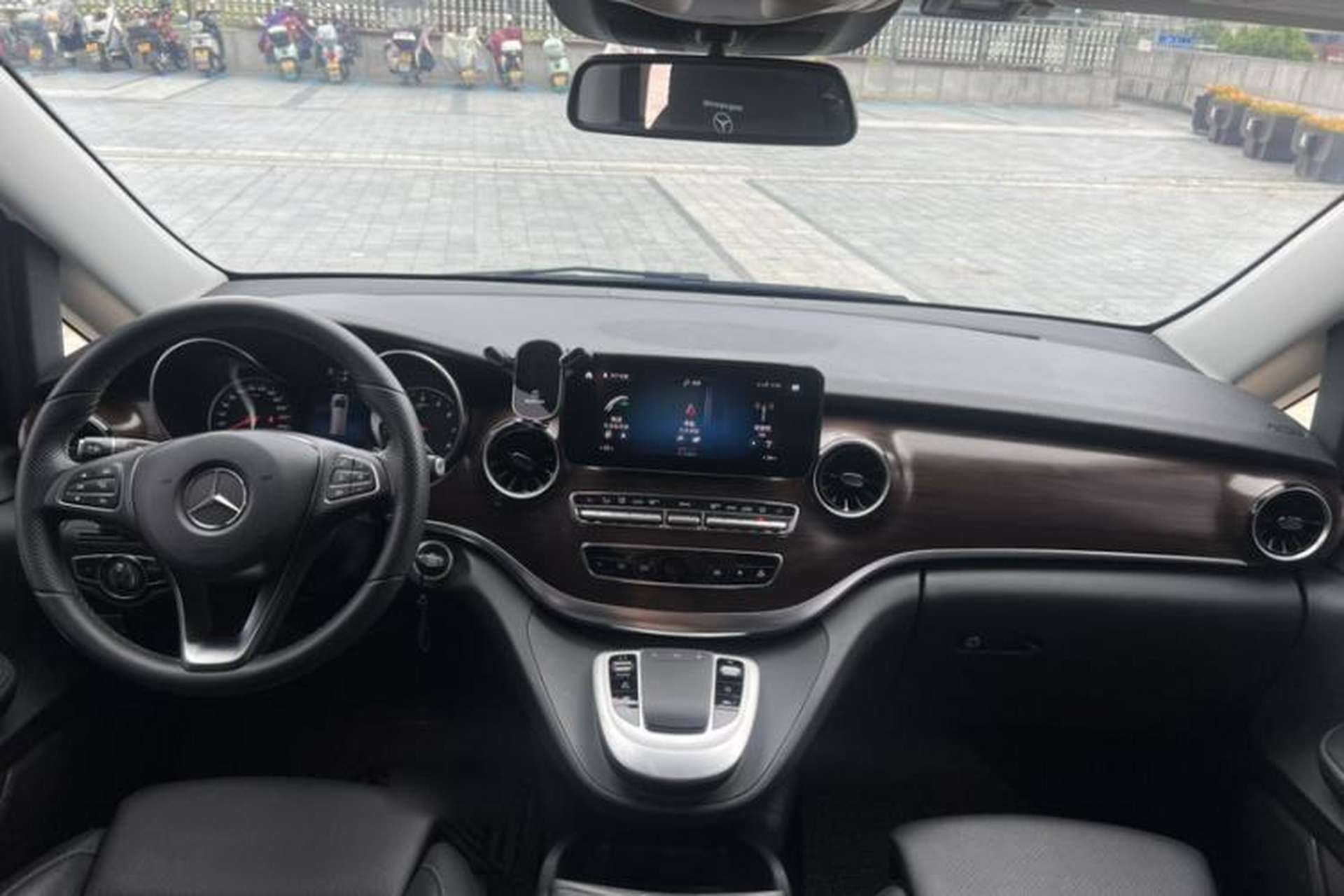 Used Mercedes-Benz V-Class 2022 V 260 Avantgarde Edition Interior 3