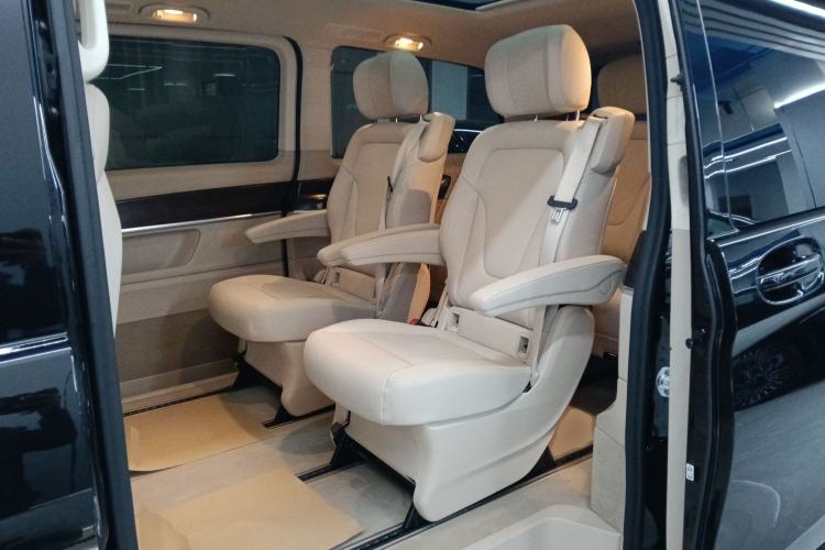 Used Mercedes-Benz V-Class 2022 V 260 Avantgarde Edition Interior 4