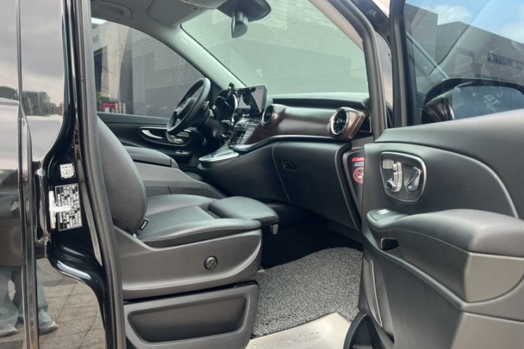 Used Mercedes-Benz V-Class 2022 V 260 Avantgarde Edition Interior 4