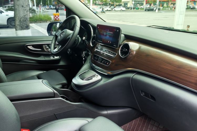 Used Mercedes-Benz V-Class 2022 V 260 Avantgarde Edition Interior 5