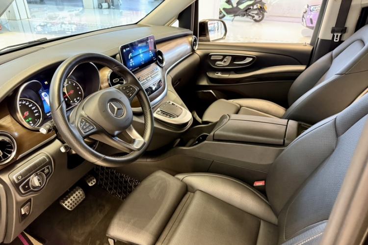 Used Mercedes-Benz V-Class 2022 V 260 Prestige Edition Interior 9