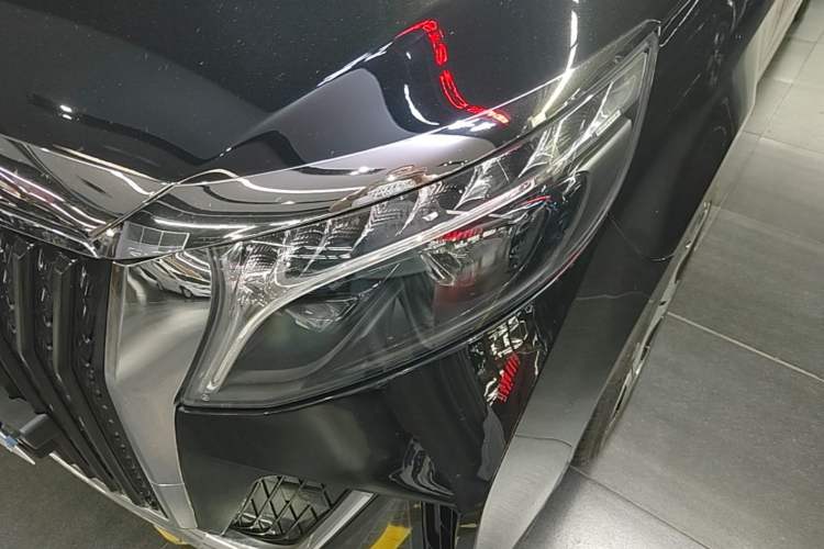 Used Mercedes-Benz V-Class 2022 V 260 Avantgarde Edition Left Front Headlight